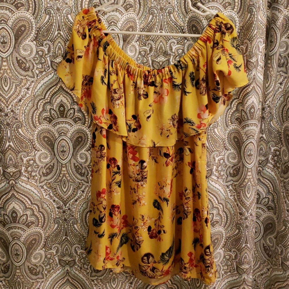 B2G1 Floral off the shoulder top